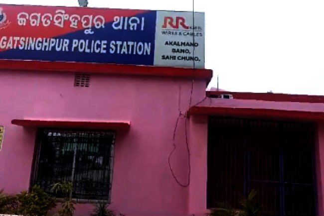 ଜଗତସିଂହପୁରରେ ଟ୍ରିପଲ୍ ମର୍ଡର  :  ରାତିରେ ଶୋଇଥିବା ବେଳେ ବାପା ମା ଓ ଭଉଣୀକୁ ବିଭତ୍ସ ଭାବେ ହତ୍ୟାକଲା ପୁଅ 